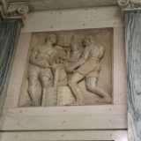 ...nei pressi di due delle porte notiamo ad esempio una scena con tre uomini in una fonderia...